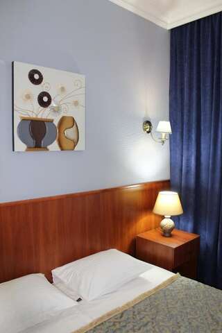 Гостиница «Континент» Грозный Стандартный двухместный номер с 2 отдельными кроватями-1