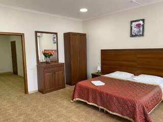 Гостиница Континент Грозный Номер полулюкс семейный-1